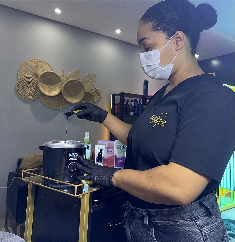 Profissional preparando cera com luvas e máscara