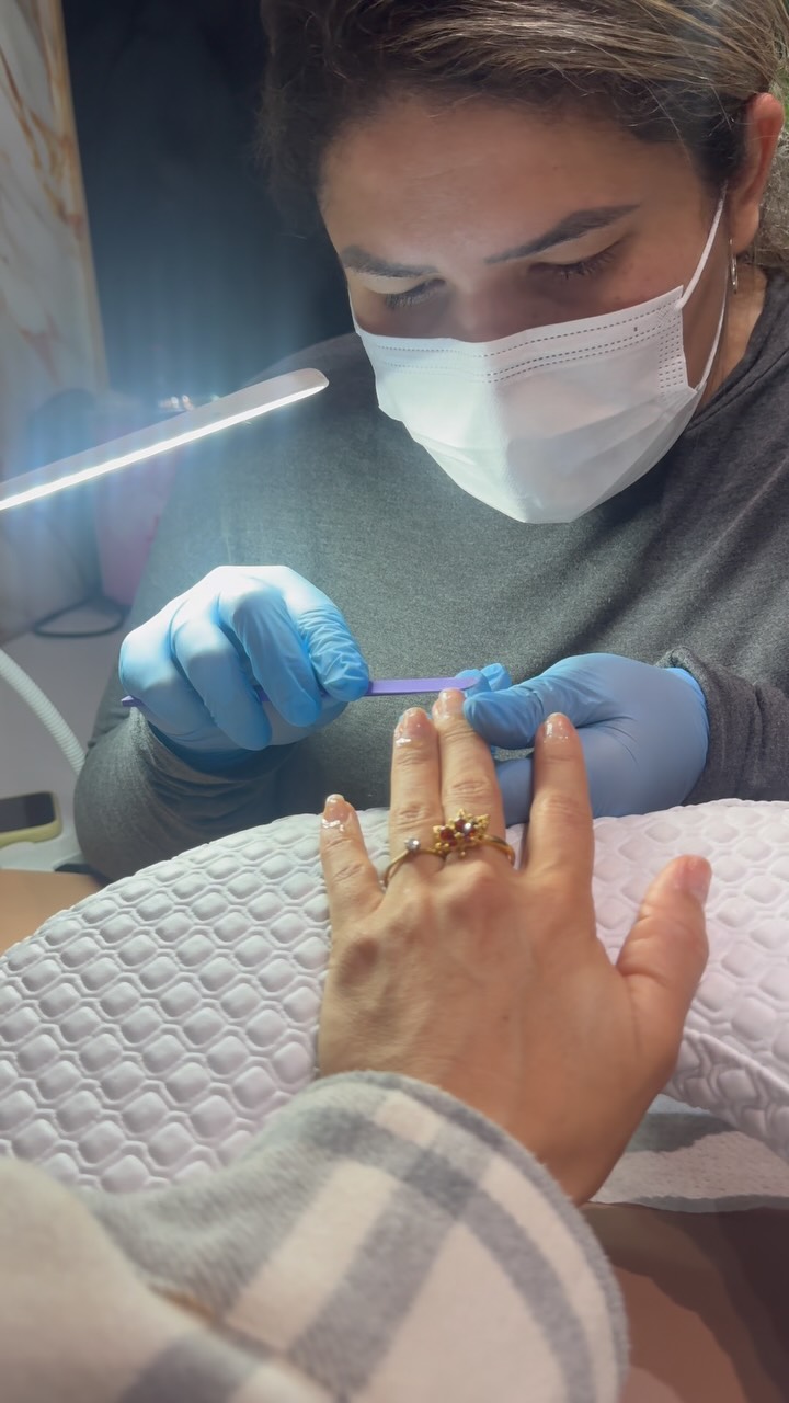 Atendimento de manicure no estúdio